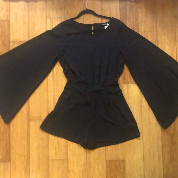 Women’s/Juniors Black Romper with Belle Sleeves, Size Large - Picture 1 of 6